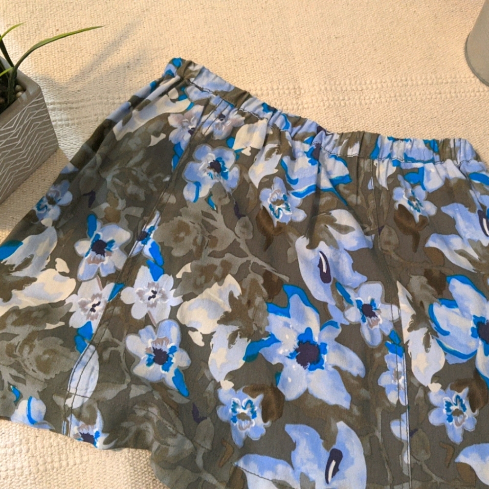 FLORAL SKIRT.